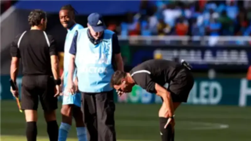 إصابة حكم مباراة جامايكا والكونغو الديمقراطية توقف اللقاء في الملحق العالمي