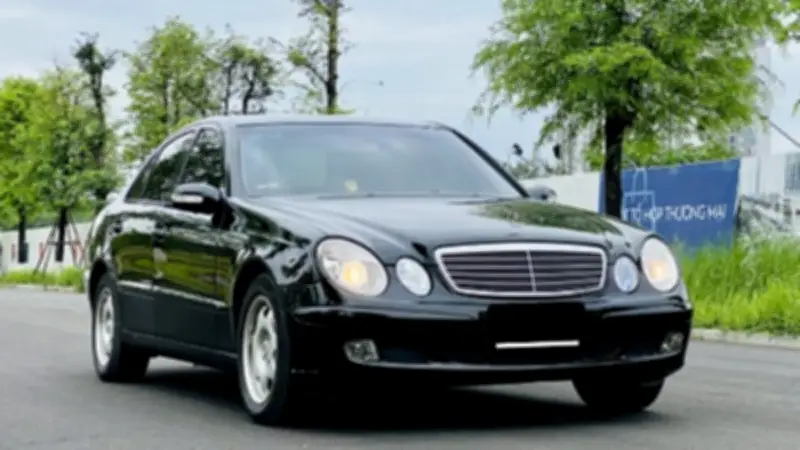 سعر سيارة مرسيدس E240 موديل 2003 يصل إلى 700 ألف جنيه في السوق المصري