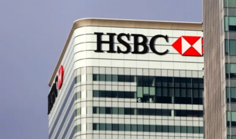 HSBC يدرس خفض مئات الوظائف مع توسيع استخدام الذكاء الاصطناعي في عملياته