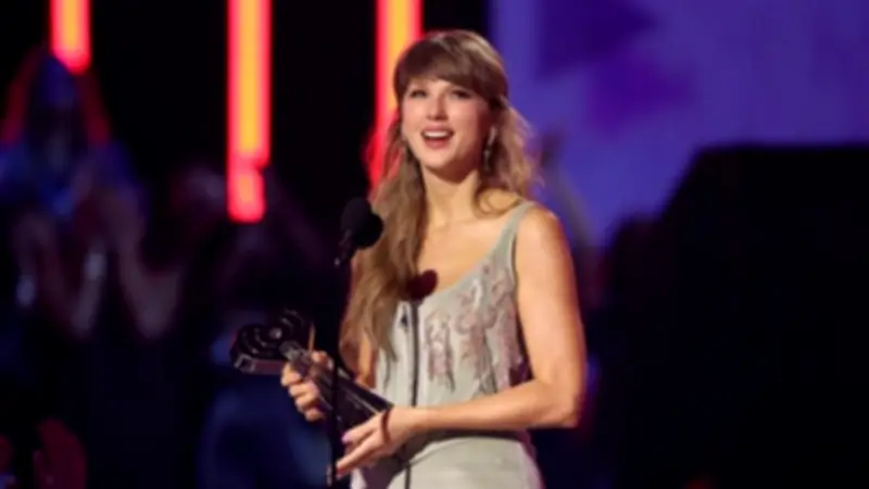 تايلور سويفت وأليكس وارن يتصدران قائمة الفائزين في جوائز iHeartRadio الموسيقية 2026