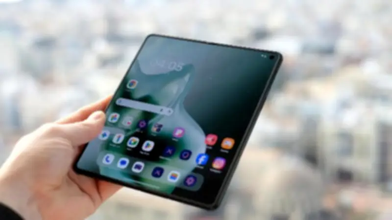 موتورولا تكشف عن Razr Fold في MWC 2026 بشاشتين ساطعتين وبطارية ضخمة