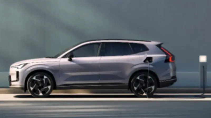 فولفو تكشف عن XC70 الهجينة الجديدة: 462 حصانًا ومدى كهربائي يصل لـ180 كم