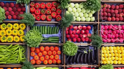 تقلبات أسعار الخضار في سوق العبور: الطماطم تهبط إلى 30 جنيهاً وانخفاض 10 أصناف رئيسية