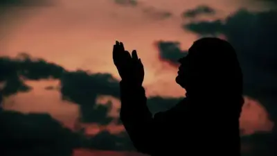 موعد أذان المغرب اليوم الاثنين في القاهرة: 5:55 مساءً وساعات الصيام 13 ساعة و21 دقيقة