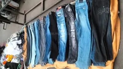 من زحام باب الشعرية إلى فاترينات المول.. رحلة القميص من 70 إلى 700 جنيه.. لماذا يختلف السعر بين الرصيف والمحلات؟