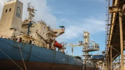 ميناء دمياط يشهد حركة نشطة باستقبال 8 سفن ووصول 25 سفينة في 24 ساعة