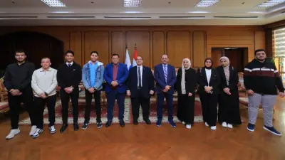 رئيس جامعة كفر الشيخ يكرم فريق كلية الذكاء الاصطناعي الفائز بالمركز الأول في الملتقى البيئي