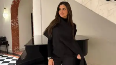 زوجة كريم فهمي تخطف الأنظار بإطلالة عصرية تجمع بين البساطة والأناقة