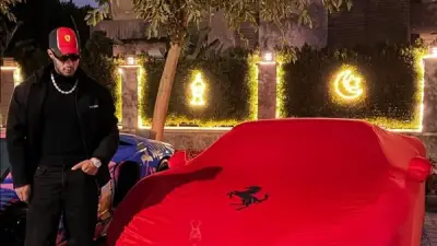 محمد رمضان يثير الجدل باستعراض سيارته الفيراري الجديدة بطريقة كوميدية