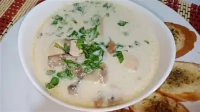 شوربة الفراخ بالكريمة والمشروم: وصفة رمضانية غنية ولذيذة للإفطار
