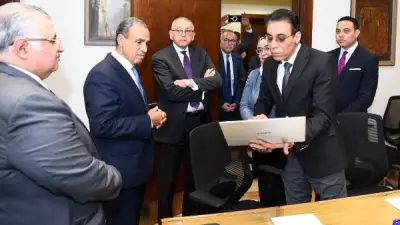 وزير الخارجية يتفقد خلية عمل لمتابعة أوضاع الجاليات المصرية في المنطقة