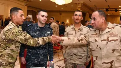 وزير الدفاع يلتقي مقاتلي القوات البحرية والمنطقة الشمالية ويشاركهم الإفطار