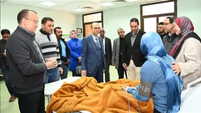 رئيس جامعة أسيوط يزور الطالبات المصابات في حادث انقلاب سيارة ويؤكد توفير الرعاية الصحية الكاملة
