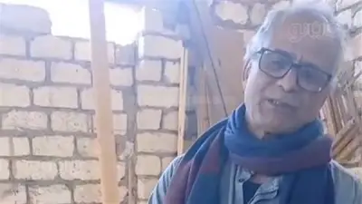 حرفي قبطي يحافظ على التراث بصناعة فوانيس رمضان الخشبية ويهديها لقصر ثقافة قنا