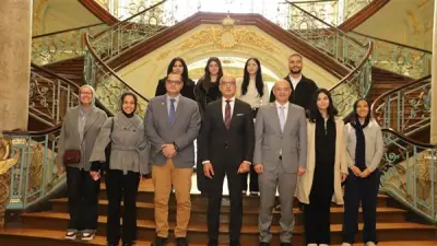 رئيس جامعة عين شمس يُكرم فريق كلية الحقوق الفائز في مسابقة أكسفورد الدولية