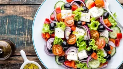 السلطة اليونانية: وجبة سحور مثالية في رمضان غنية بالفيتامينات والطاقة