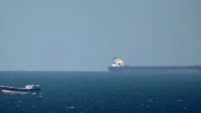 انفجار يهز ناقلة نفط قرب ميناء خور الزبير العراقي وسط تقارير عن زورق مجهول