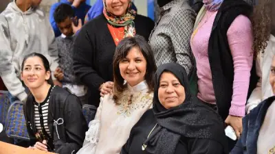 السفيرة نبيلة مكرم تشارك في أكبر إفطار جماعي بمصر بحي المطرية في رمضان