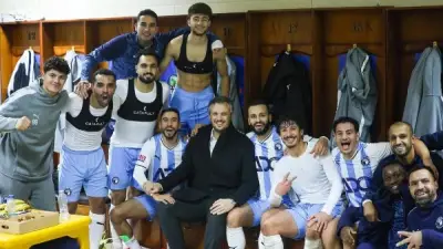 رئيس بيراميدز يحتفل مع لاعبيه بالفوز الكبير على حرس الحدود في الدوري المصري