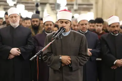 شاب من كلية الدراسات الإسلامية يؤم المصلين بالجامع الأزهر بتوجيهات الإمام الأكبر