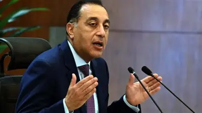 مدبولي يبدأ جولة بالسويس لمتابعة تغويز السفن المحملة بالغاز وتفقد صومعة عتاقة