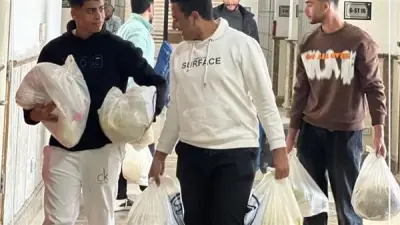 طلاب جامعة الإسماعيلية يوزعون كراتين رمضان على الأسر المحتاجة في قرية الأبطال