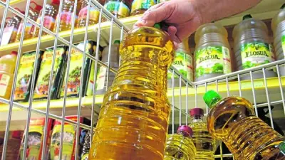 انخفاض أسعار زيت الذرة وزيت عباد الشمس في الأسواق اليوم الأحد