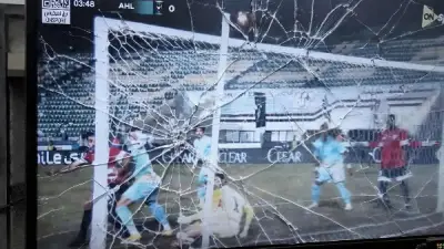 مشجع أهلاوي يتحطم شاشة تلفزيونه بعد هدف طلائع الجيش في الدوري المصري