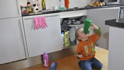 دليل شامل للتعامل مع حالات بلع الأطفال للمواد الكيميائية الخطيرة في المنزل