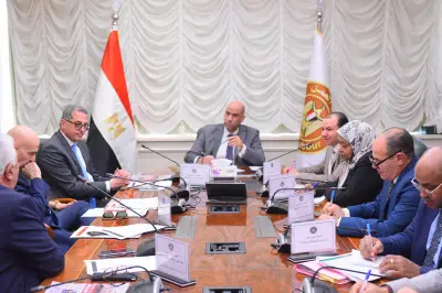 وزير العمل يبحث مع ممثلي قطاع التصدير للملابس الجاهزة الحد الأدنى للأجور