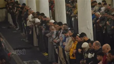 أجواء روحانية مهيبة في صلاة التهجد بمسجد عمرو بن العاص خلال أولى الليالي الوترية