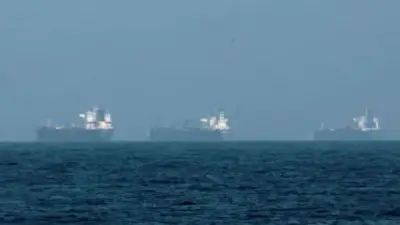 هجوم غامض يستهدف سفينة شحن في مضيق هرمز ويشعل حريقاً كبيراً