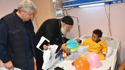 زيارة إنسانية توزع البهجة على أطفال محاربي السرطان بمستشفى الأورمان في الأقصر