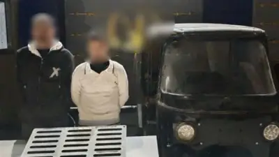 ضبط سائق توك توك سرق غطاء بالوعة في الإسكندرية واعتقال سيدة نشرت ادعاءات كاذبة عن كلب