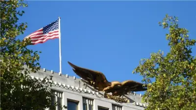 السفارة الأمريكية تنصح رعاياها بمغادرة عمان على الرحلات التجارية فورًا