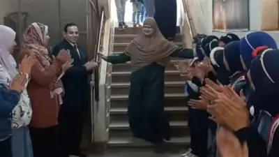 طالبات معهد فتيات أويش الحجر بالدقهلية يقدمن ممرًا شرفيًا مؤثرًا لمعلمتهن بمناسبة بلوغها سن المعاش