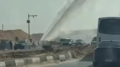 انفجار خط مياه رئيسي بطريق الواحات يعطل حركة المرور ويسبب تكدسًا مروريًا كبيرًا