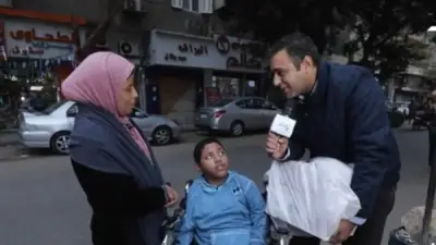 أم تبذل قصارى جهدها لعلاج ابنها المعاق حركيًا وتتلقى دعمًا إنسانيًا رمضانيًا