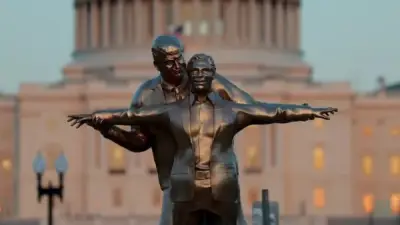 تمثال ترامب وإبستين يثير الجدل في واشنطن بمشهد مستوحى من تيتانيك