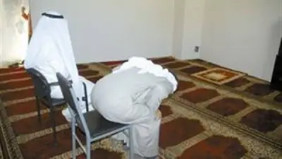 الأزهر يوضح أحكام الصلاة على الكرسي في المسجد للمرضى والمعذورين