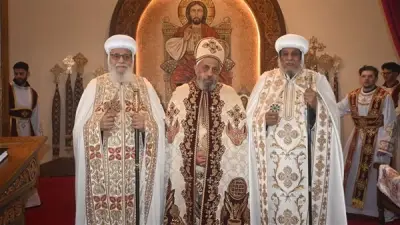 الأنبا أرساني يمنح كاهنًا في هولندا درجة القمصية في قداس مهيب