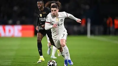 بيدرو نيتو نجم تشيلسي مهدد بالإيقاف بعد حادثة جامع الكرات في مواجهة باريس سان جيرمان