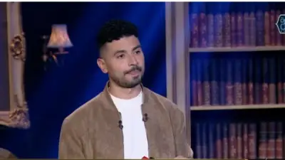 رد جريء من محمد أنور على انتقادات إطلالته في مسلسل مناعة: بحث واسع حول أزياء الثمانينيات