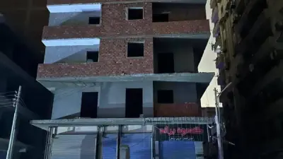 انهيار حائط في برج مخالف بالمنيا يتسبب في تدمير سيارات وتحرك عاجل للمحافظة