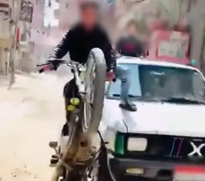 ضبط قائدي دراجة نارية وسيارة بعد أداء حركات استعراضية على طريق بالشرقية