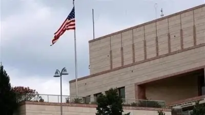 هجوم على السفارة الأمريكية في بغداد: انفجارات وتصاعد دخان داخل المجمع