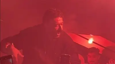 أحمد العوضي يحتفل بانتهاء تصوير مسلسله الرمضاني 'علي كلاي' مع فريق العمل