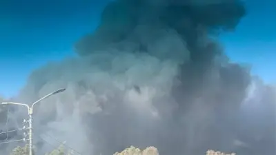 حريق ضخم يلتهم مصنع قطع غيار سيارات في طلخا وسط ظروف جوية صعبة