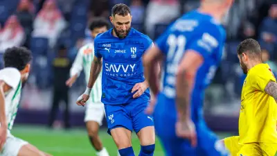 جدل حكم مباراة الهلال والفتح: تراجع عن ركلة جزاء يشعل مشادة نارية