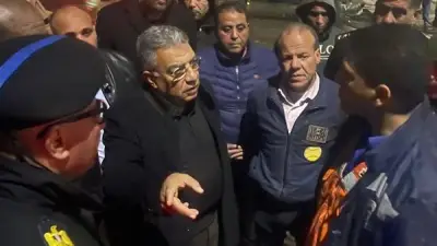 محافظ الدقهلية يتفقد موقع حريق مصنع قطع غيار السيارات بطلخا ويشيد بجهود الإطفاء